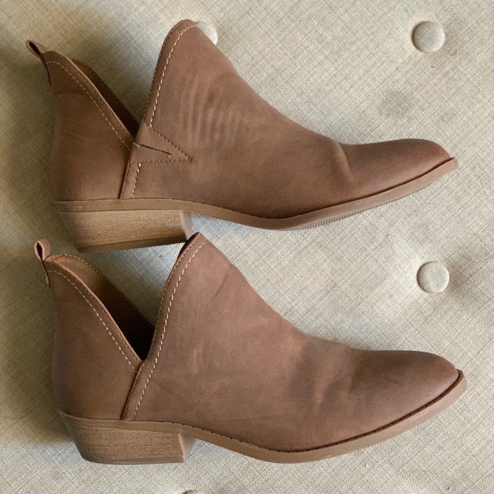 Universal Threads Tan Peekaboo Booties | Size 10